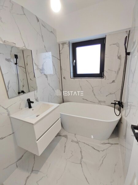 Titan finalizat  3 cam. 79mp +terasa 34 mp, etaj 9/11,  loc parcare inclus